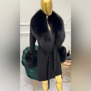Luxurious Black italian cashmere with fox Fur details